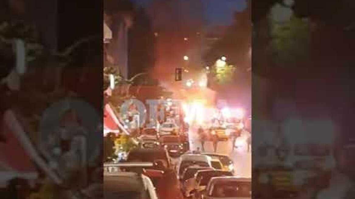 Η στιγμή που καιγόταν το αμάξι στο Παγκράτι