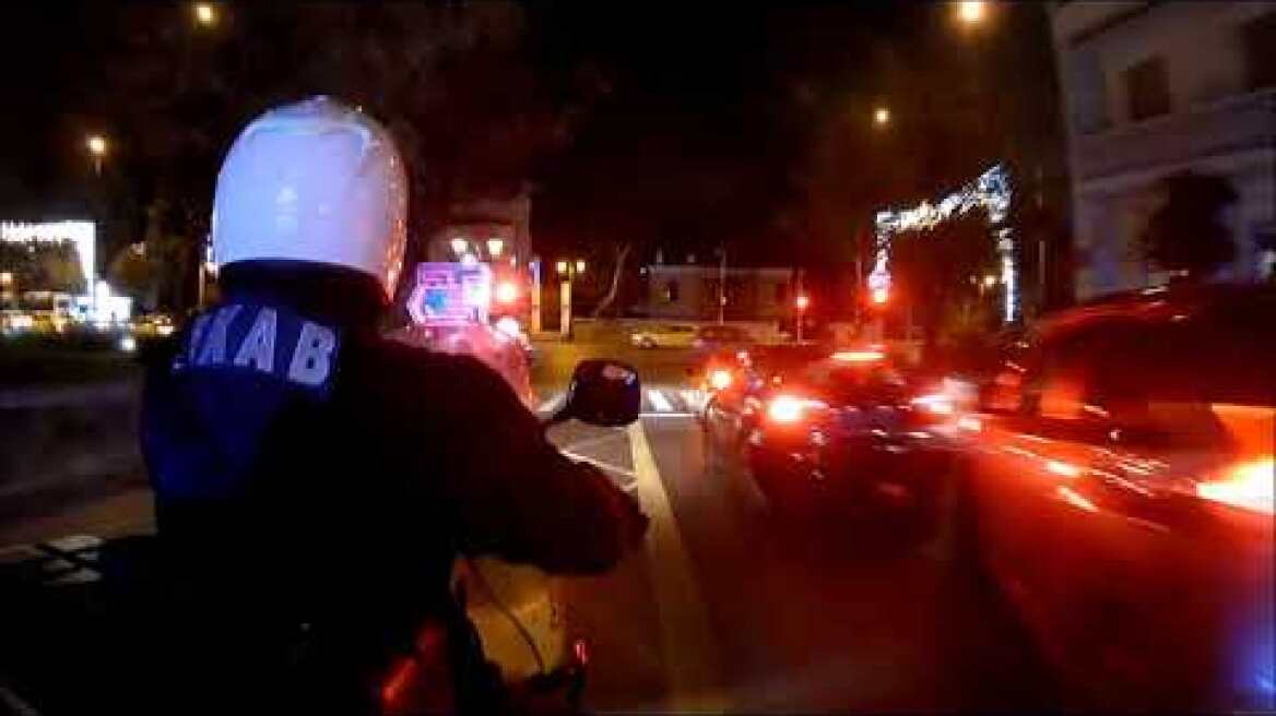 ΕΚΑΒ (Μ9 και Μ35) Ανταπόκριση σε περιστατικό πτώσης 13χρονης, από τον 6ο όροφο, στο Κολωνάκι.