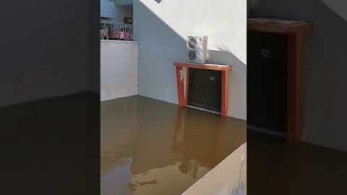 Έφραξε αγωγός της ΕΥΔΑΠ και πλημμύρησε με λύματα δημοτικό σχολείο!