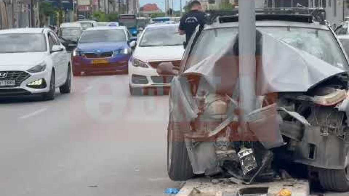 Αμάξι καρφώθηκε σε κολώνα (1)