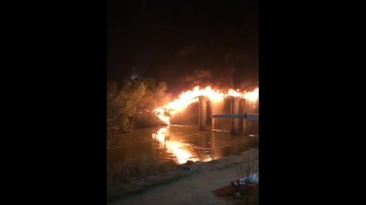 Roma, incendio nel quartiere Ostiense. Un testimone: "La puzza di gas arriva dal ponte"