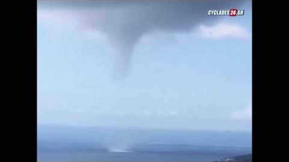 Ένας εντυπωσιακός υδροστρόβιλος τάραξε τα νερά στη Σύρο