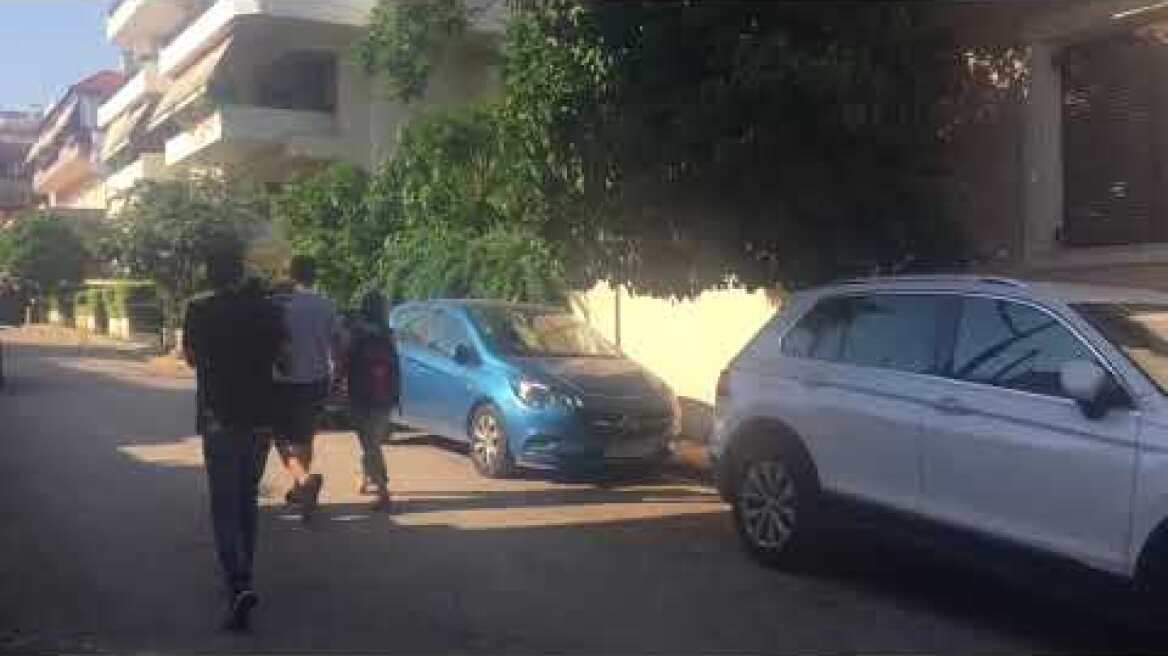 Με το μωρό στην αγκαλιά η μητέρα του Μπάμπη πάει να συναντήσει τη μητέρα της Καρολάιν