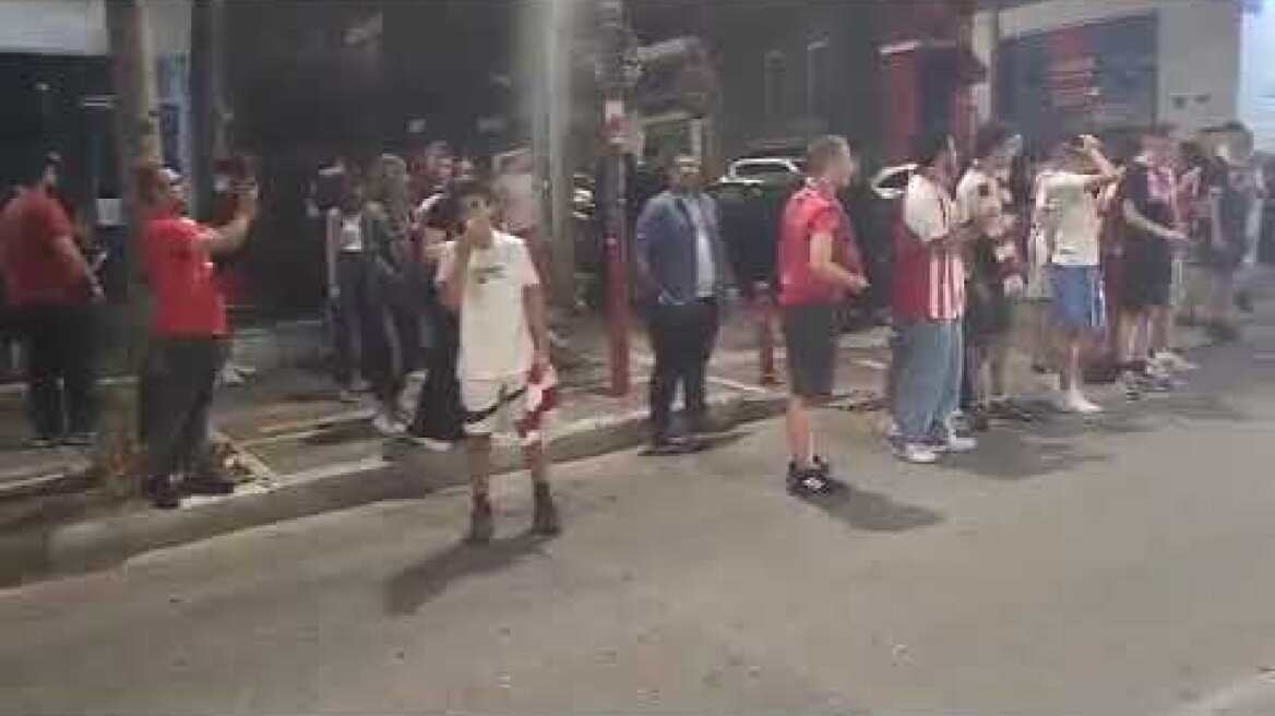 Έξαλλοι πανηγυρισμοί στην Πάτρα για τον τροπαιούχο Ολυμπιακό