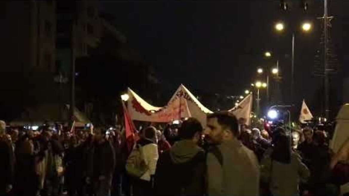 Γιουχάρουν και πετούν μπουκάλια την ώρα που περνάει ΣΥΡΙΖΑ