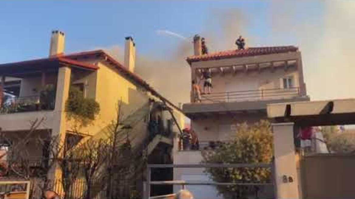 Φωτιά σε σπίτια στη Δροσοπηγή (3)