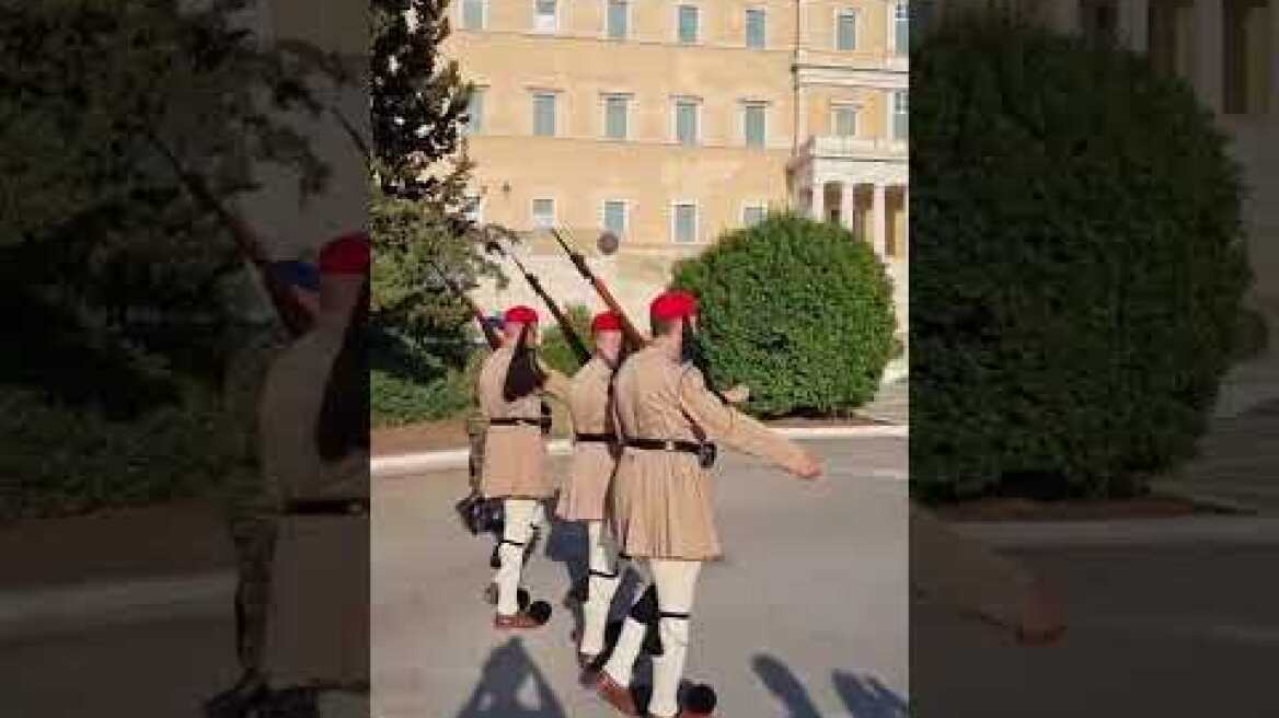 Ευζωνες: καύσωνας Σύνταγμα (4)