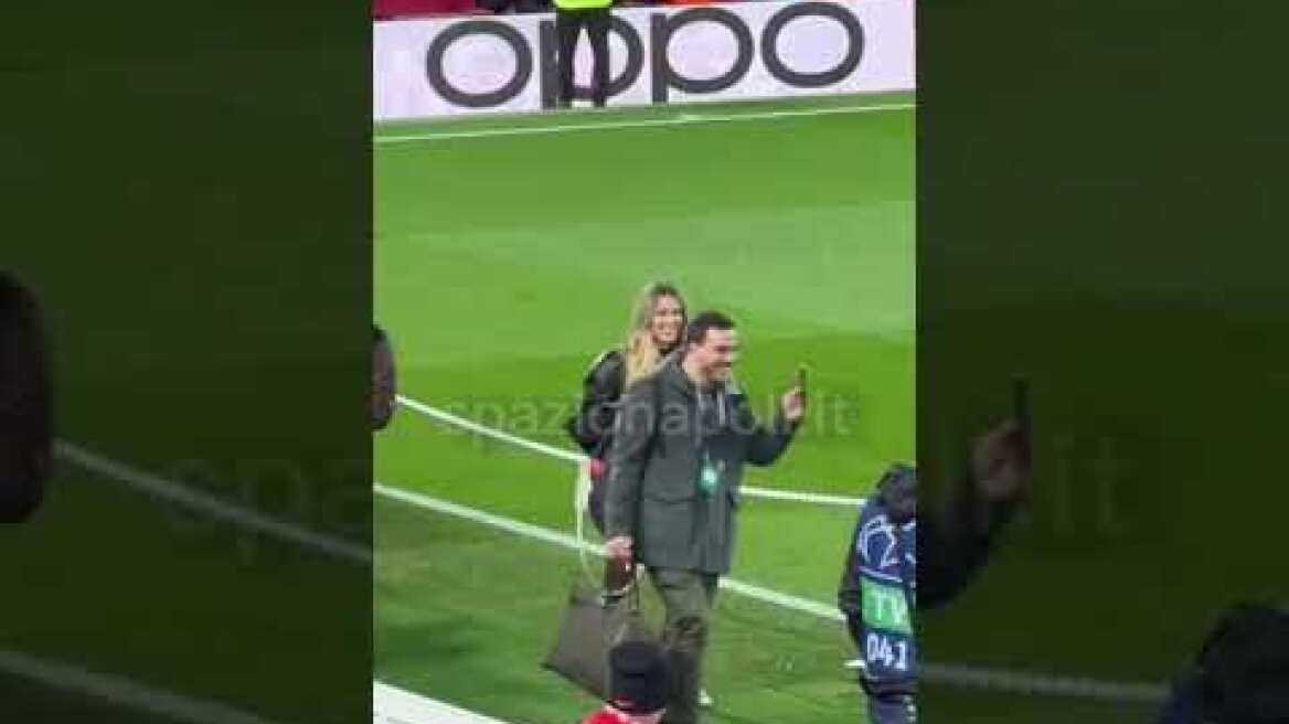 DILETTA LEOTTA ENTRA AD ANFIELD: GUARDATE LA REAZIONE DEI TIFOSI DEL NAPOLI!