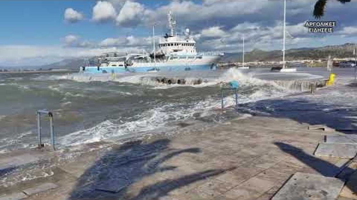 Η ΘΑΛΑΣΣΑ ΒΓΗΚΕ ΣΤΗ ΣΤΕΡΙΑ ΣΤΟ ΝΑΥΠΛΙΟ   ΣΟΒΑΡΑ ΠΡΟΒΛΗΜΑΤΑ ΑΠΟ ΤΟΥΣ ΣΦΟΔΡΟΥΣ ΑΝΕΜΟΥΣ 10/1/2026