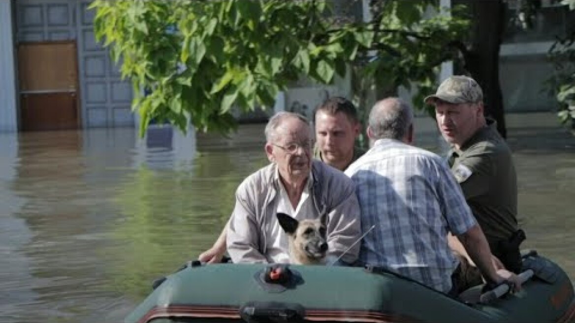 Kherson locals flee flooded homes after Ukraine dam destroyed | AFP