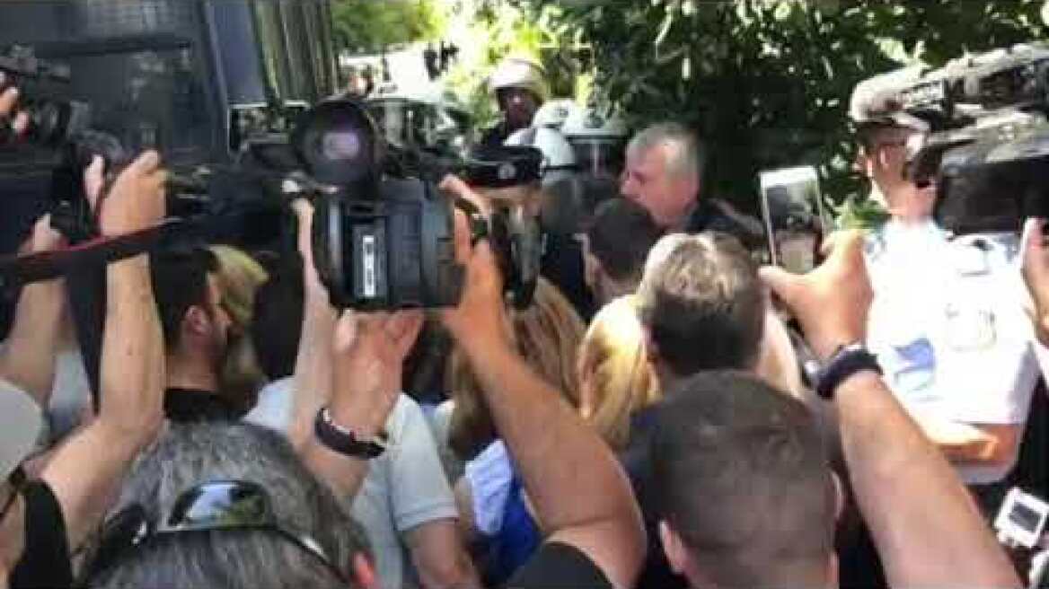 Μικροένταση έξω από Μαξίμου (2)