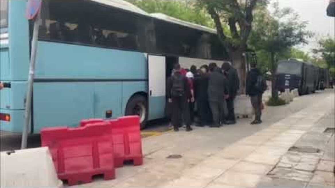 Υπόθεση Λυγγερίδη: Μεταφέρθηκαν με κλούβες από τη ΓΑΔΑ στην Ευελπίδων οι συλληφθέντες