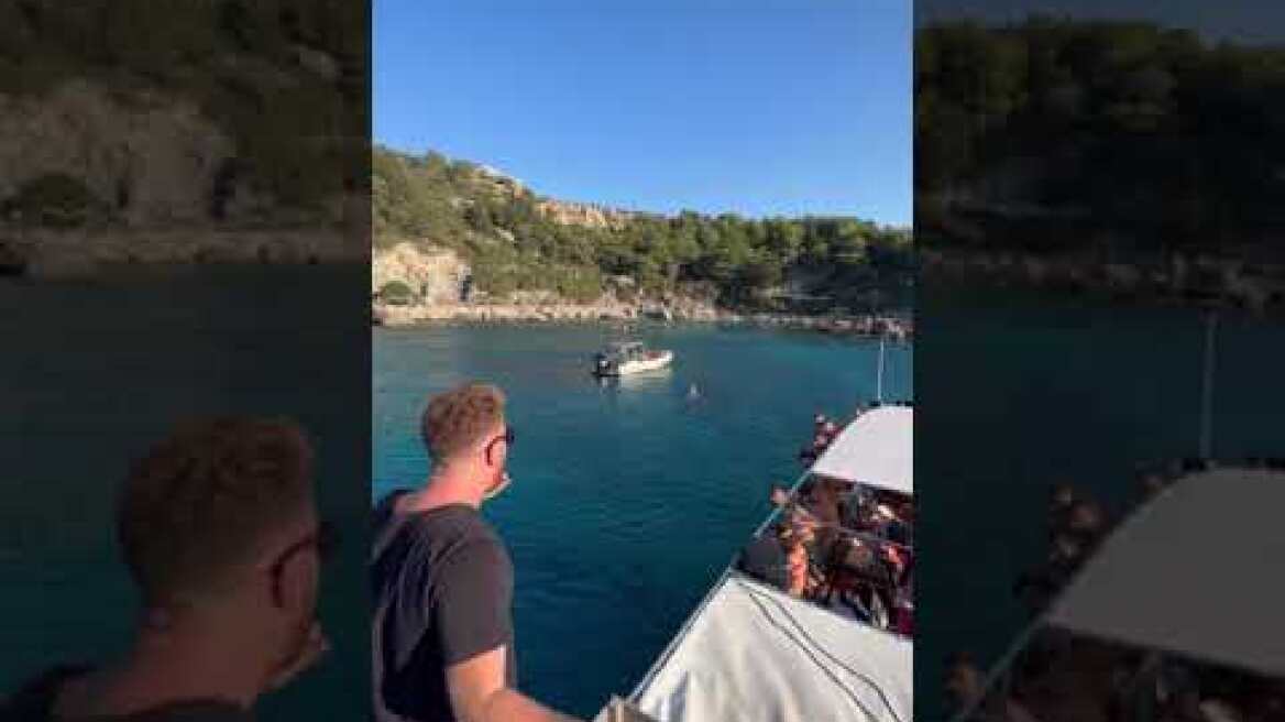 Βίντεο: Ο Τζέιμς Καφετζής πετά αλκοόλ στη θάλασσα για να το πιάσουν οι τουρίστες