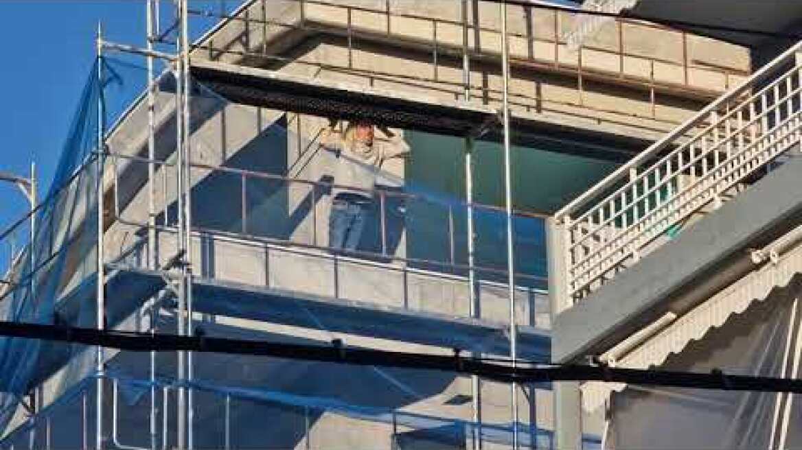 Θεσσαλονίκη: Γυναίκα απειλεί να πέσει από ταράτσα οικοδομής