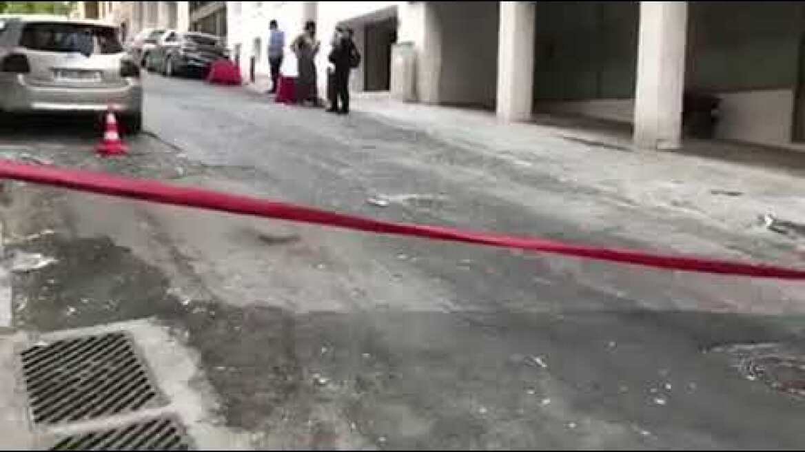 Ισχυρή έκρηξη έξω από κτήριο στον Πειραιά (1)