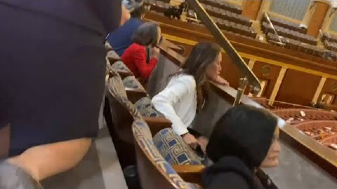 Raw video shows stand-off at U.S. Capitol with pro-Trump mob