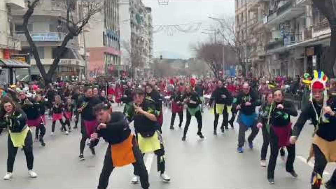 Χιλιάδες κόσμου στην καρναβαλική παρέλαση της Θεσσαλονίκης