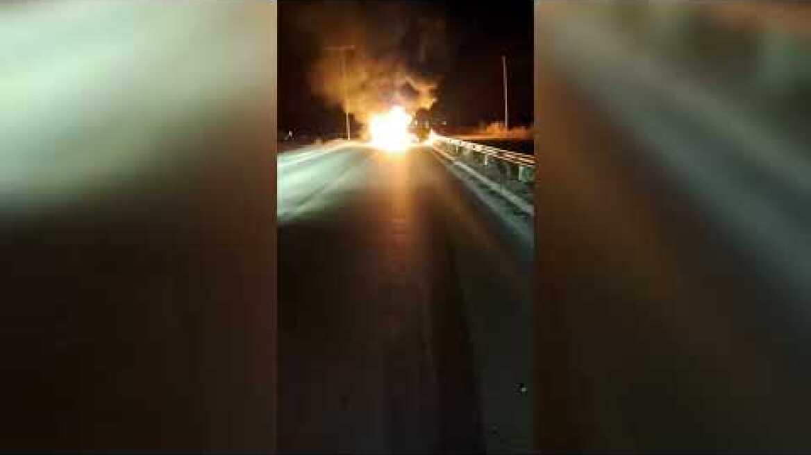 Τροχαίο στην Καρδίτσης - Στις φλόγες το εμπλεκόμενο όχημα