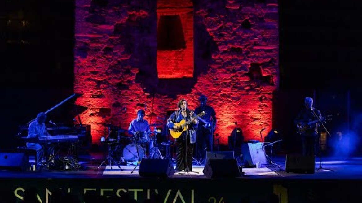 Sani Festival 2024: Η Madeleine Peyroux μάγεψε το κοινό σε μία βραδιά με jazz μελωδίες