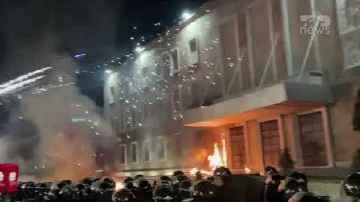 Top News – Tensione në protestën e opozitës/ Protestuesit hedhin molotovë drejt Kryeministrisë
