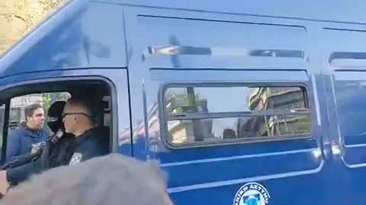 Με κλούβα της αστυνομίς έφτασε στην Ευελπίδων η Ρούλα Πισπιρίγκου