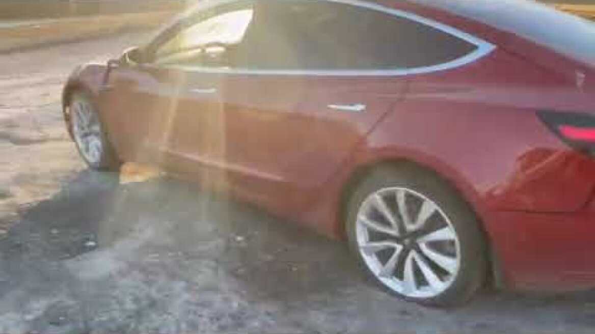 Το εγκαταλελειμμένο Tesla στη Μαριούπολη