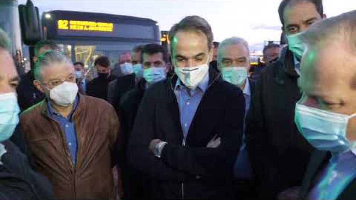 Επίσκεψη Κυριάκου Μητσοτάκη στο αμαξοστάσιο  για τα νέα λεωφορεία