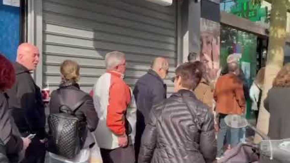 Ουρές σε φαρμακεία για τεστ Covid προ ρεβεγιόν (1)