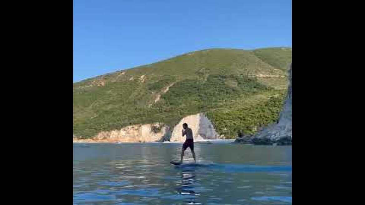 Ο Κωνσταντίνος Αργυρός κάνει σανίδα στη θάλασσα