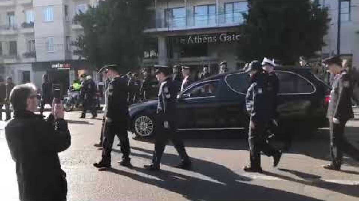 Η πομπή πέρασε έξω από τη Βουλή (3)