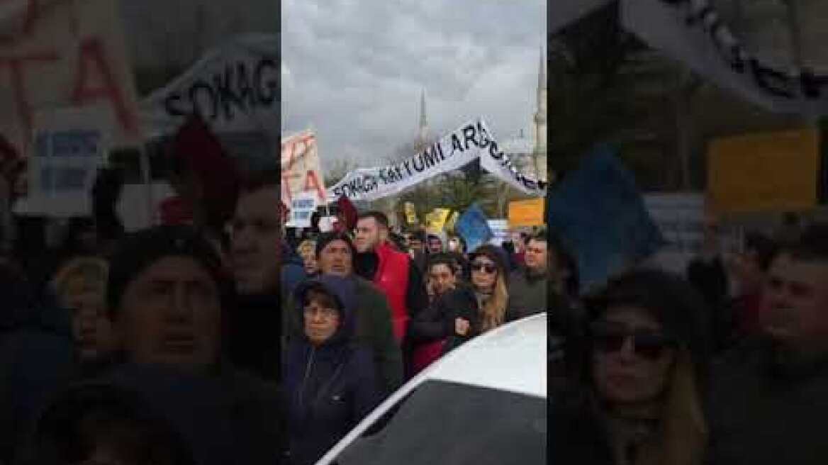 Συγκέντρωση φοιτητών έξω από το δημαρχείο Κωνσταντινούπολης