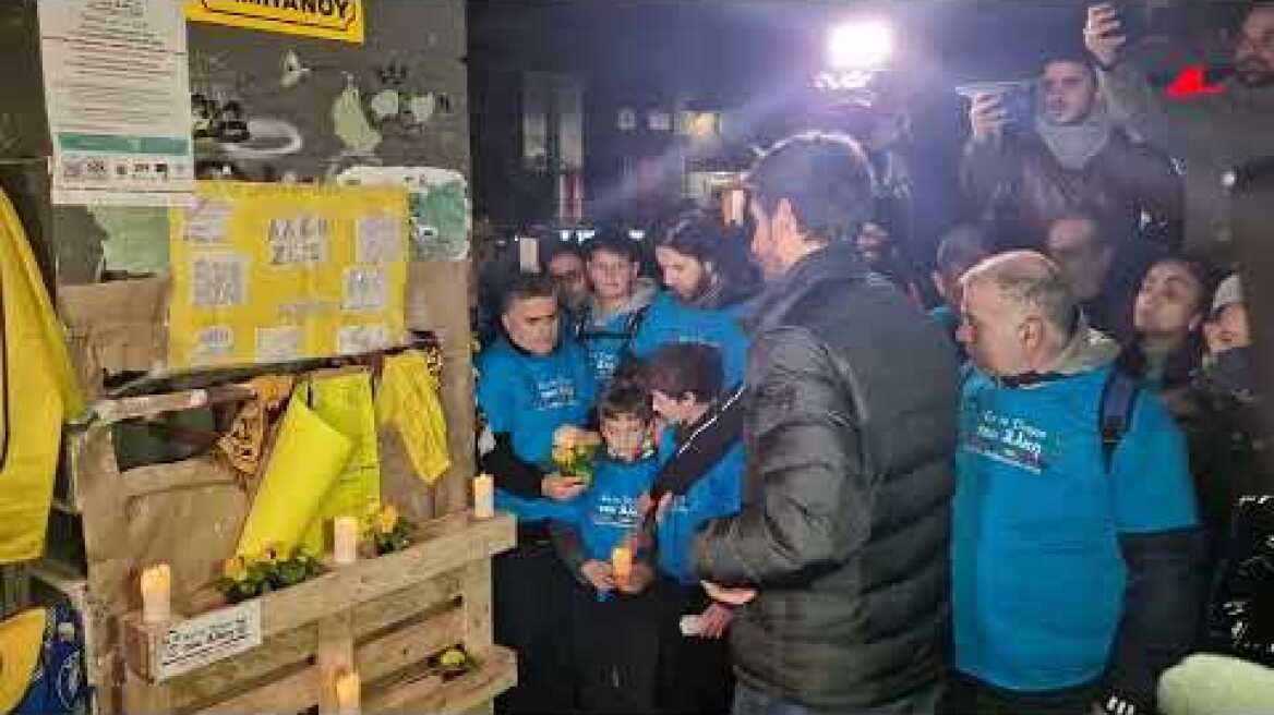 Με κεράκια και λουλούδια στο σημείο που δολοφονήθηκε ο Άλκης (2)