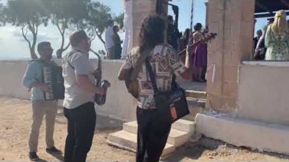 Ο γάμος του Πάνου Μουζουράκη στην Αίγινα