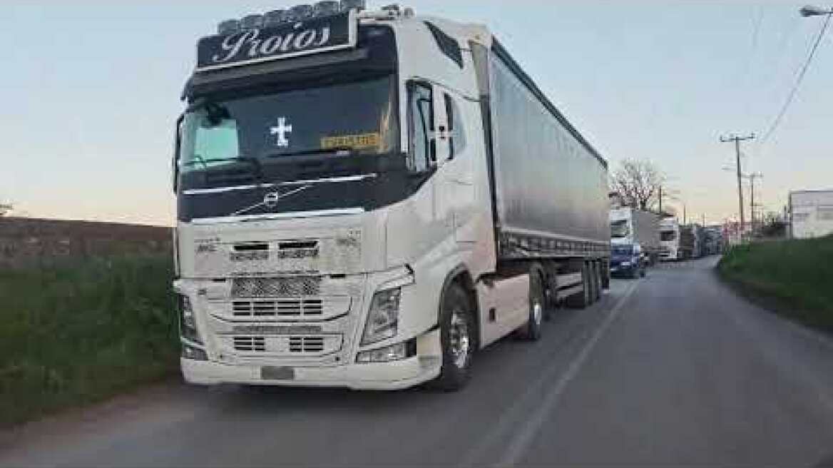 Ουρές απο φορτηγά στην παλαιά εθνική Θηβών-Λιβαδειας