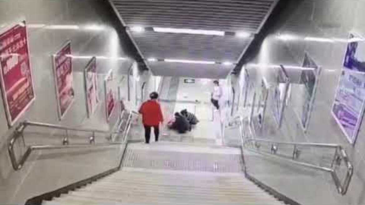 Να γιατί δεν πρέπει να παίζεις στο κινητό σου όταν κατεβαίνεις σκάλες