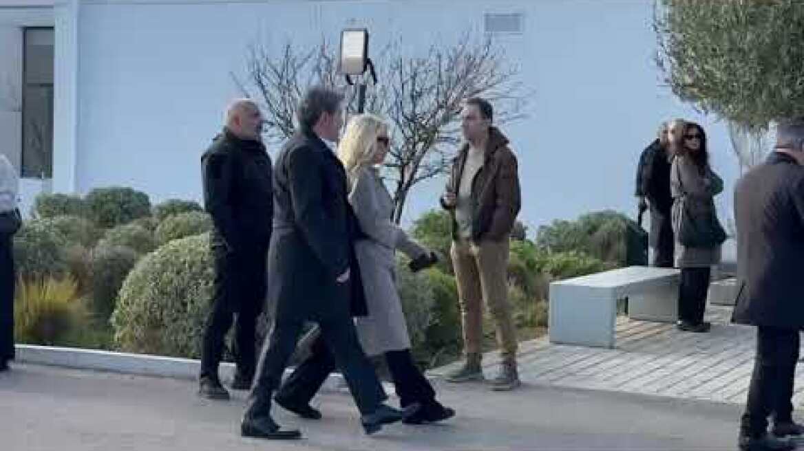 Η Ελένη Μενεγάκη και ο Γιάννης Λάτσιος στο τελευταίο αντίο στον Γιώργο Παπαδάκη