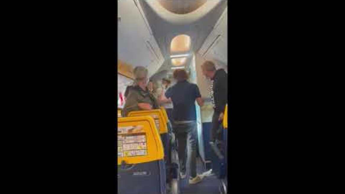 Donna sclera in volo - Litigio sull'aereo RYANAIR