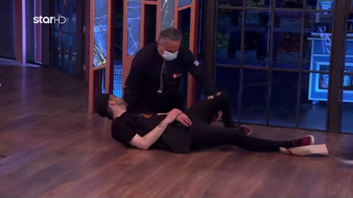 MasterChef 2023 | Σοκαριστικό ατύχημα για τον Γρηγόρη - Έκοψε το δάχτυλο του και λιποθύμησε!