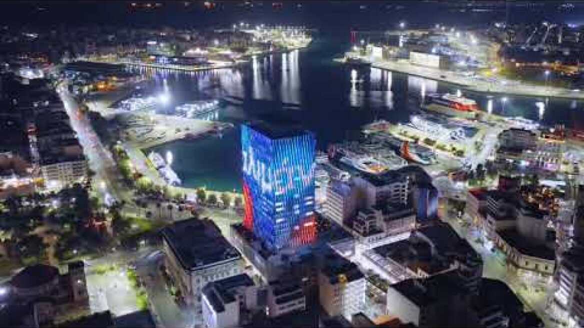 Ο Πύργος του Πειραιά φωτίστηκε στα χρώματα του ΔΕΗ Tour of Hellas