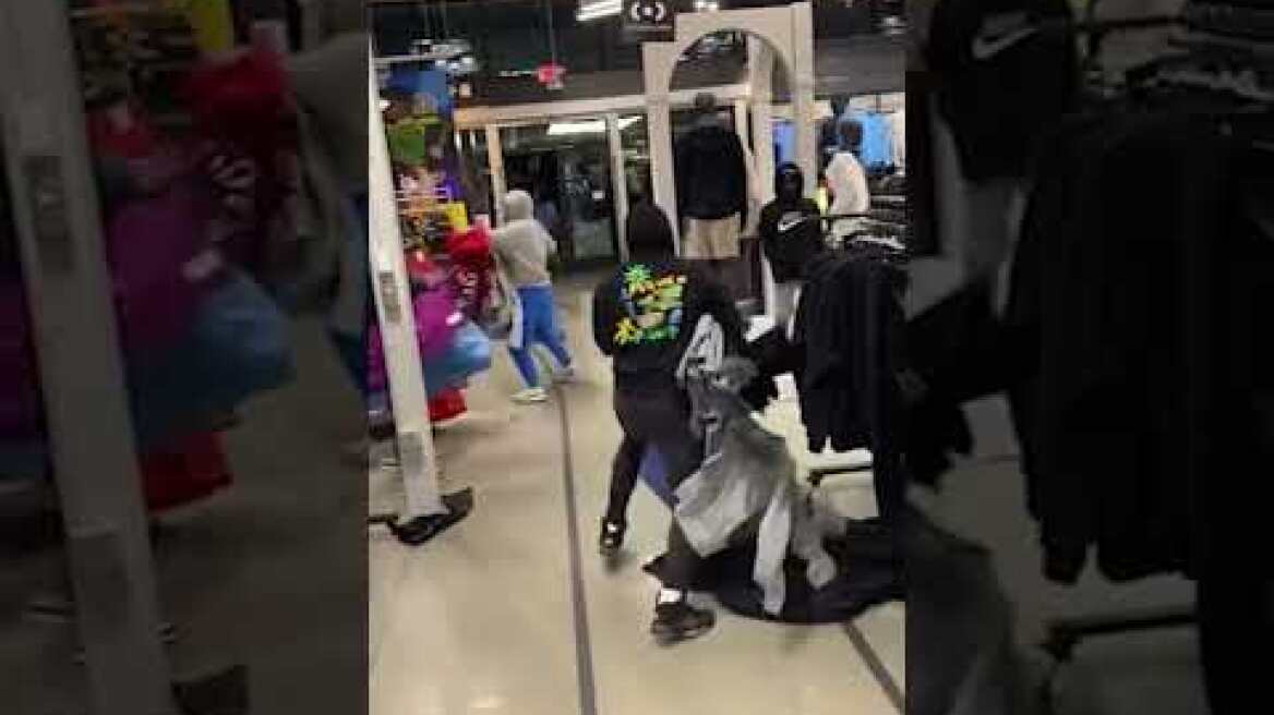 Flash mob ransacks Los Angeles Nike store, video shows