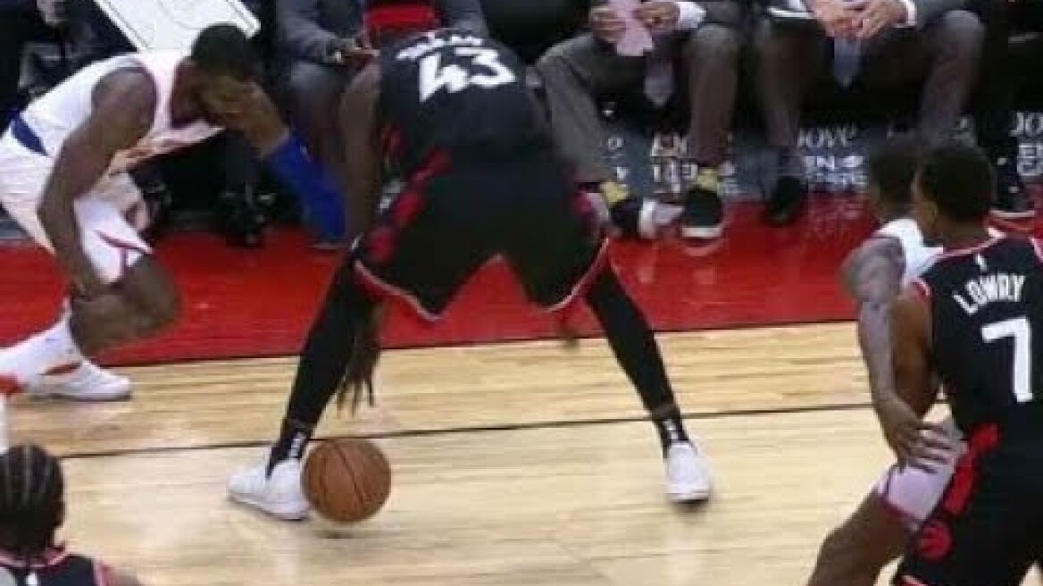 Hardaway Jr. goes through Siakams legs for bucket | Raptors@Knicks