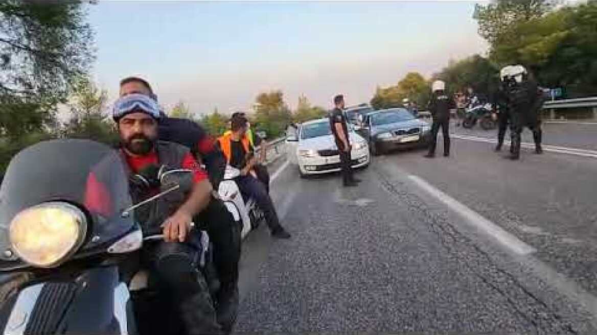 Εθελοντές του ΚΚΕ θέλουν να περάσουν μπλόκο Αγ.Σωστρα και δεν τους αφήνει η αστυνομία