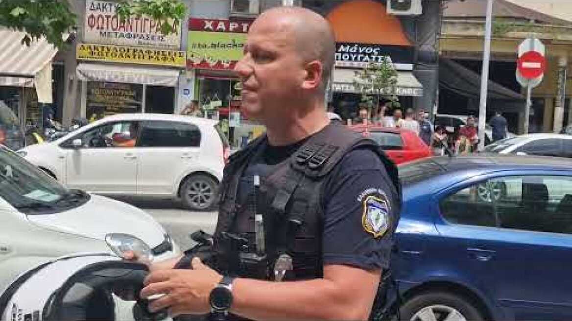 Θεσσαλονίκη: Πώς ο αστυνομικός κατάφερε να απεγκλωβίσει το βρέφος από το αυτοκίνητo