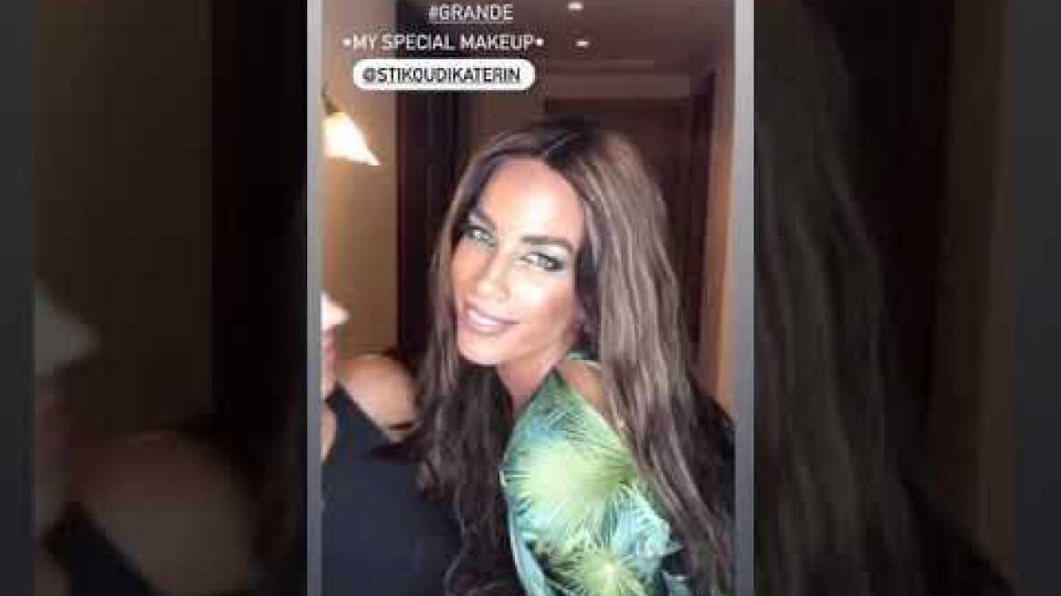 Εκθαμβωτική η Στικούδη με το iconic Versace!