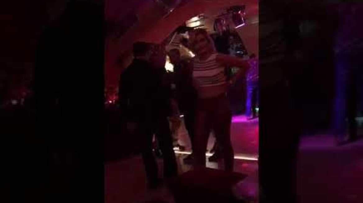 Πρωταγωνιστρια σε ερωτικες ταινίες πνίγει  με λαβή θερμοαιμο θαυμαστη της