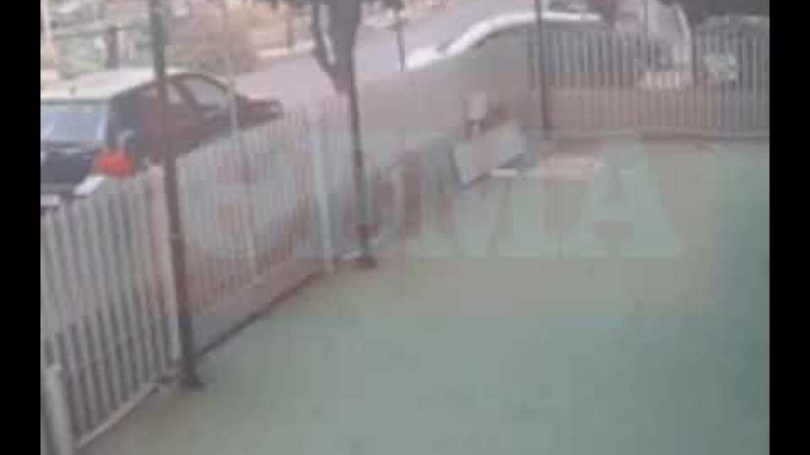 Η στιγμή που βγαίνει από το αμάξι ο 49χρονος