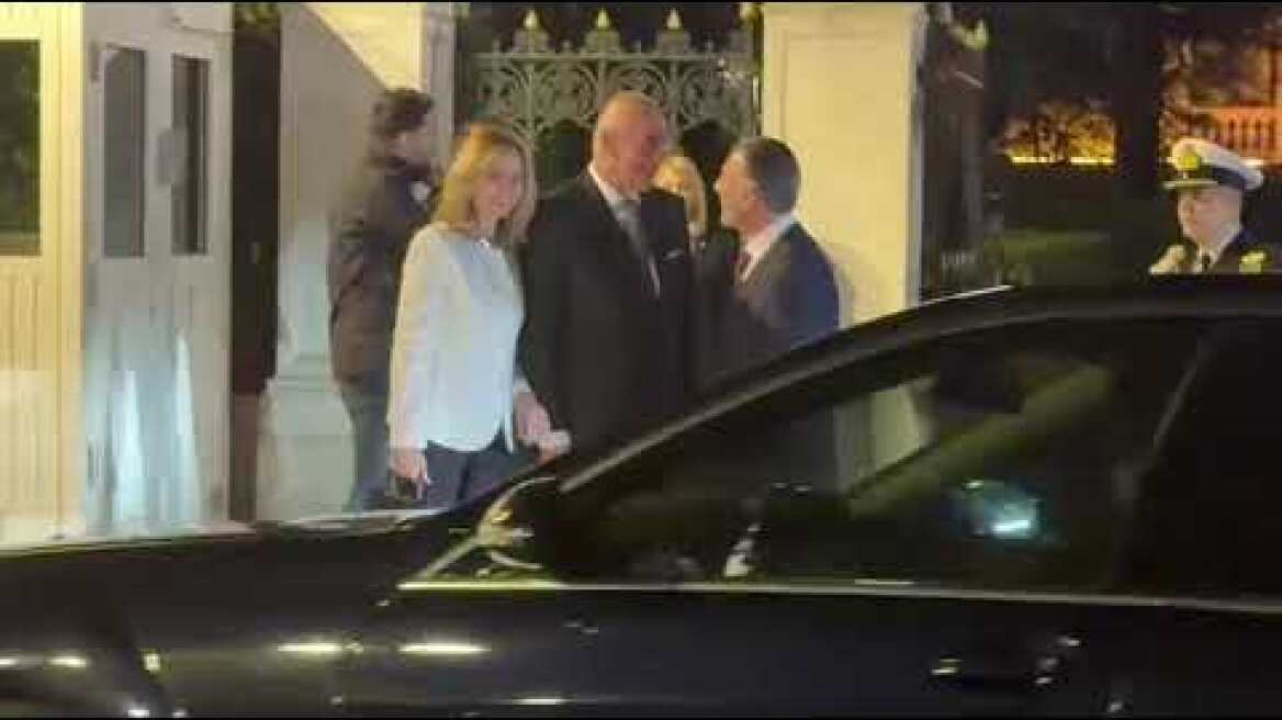 Ο Ν. Δένδιας με τη σύζυγό του αποχωρούν από το Προεδρικό Μέγαρο