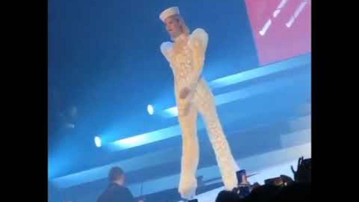 Στο Παρίσι η Βίκυ Καγιά για την επίδειξη μόδας του Ζαν Πολ Γκοτιέ VID3