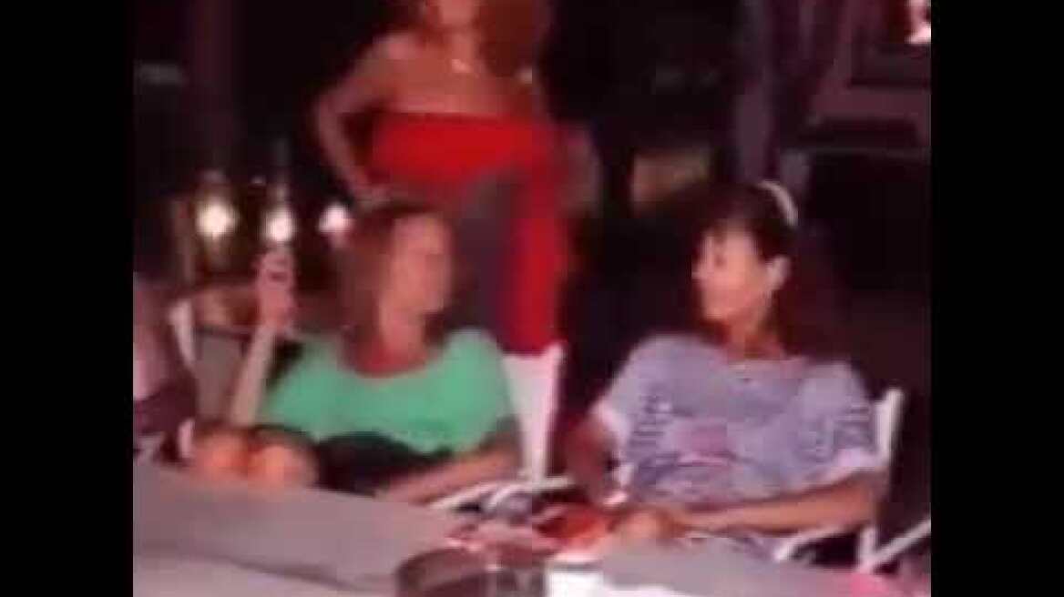 Σπάνιο βίντεο με την Αλίκη Βουγιουκλάκη να χορεύει στο σπίτι της στο Θεολόγο