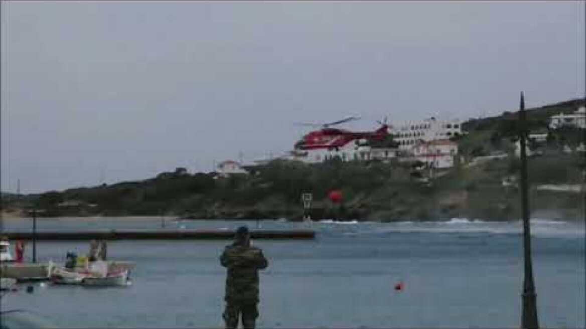 Ελικόπτερο της πυροσβεστικής γεμίζει τον κάδο στο Μπατσί